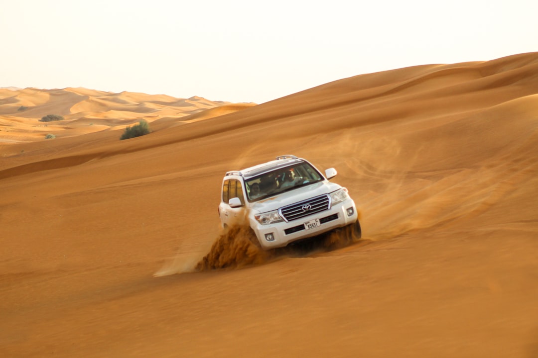 white-suv-on-brown-sand-o9w0oygbxec